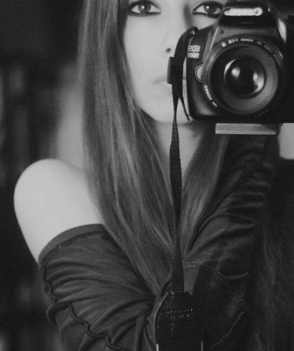 Девушка с фотоаппаратом.