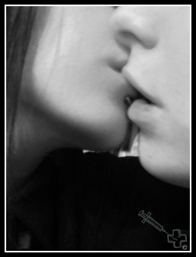 Я буду искать губами поцелуи. Девушка целует девушку в губы. Губы парня и девушки. Парень и девушка целуются в губы. Поцелуй только губы.